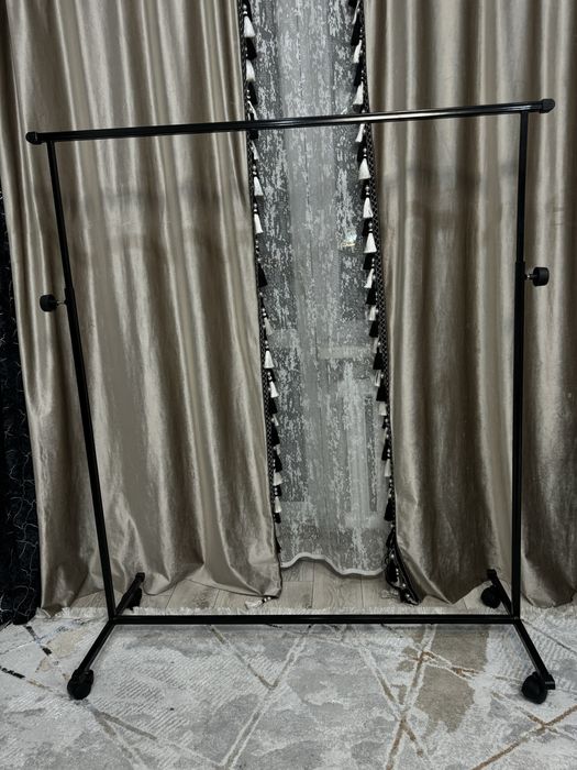 Напольная вешалка с регулируемой высотой