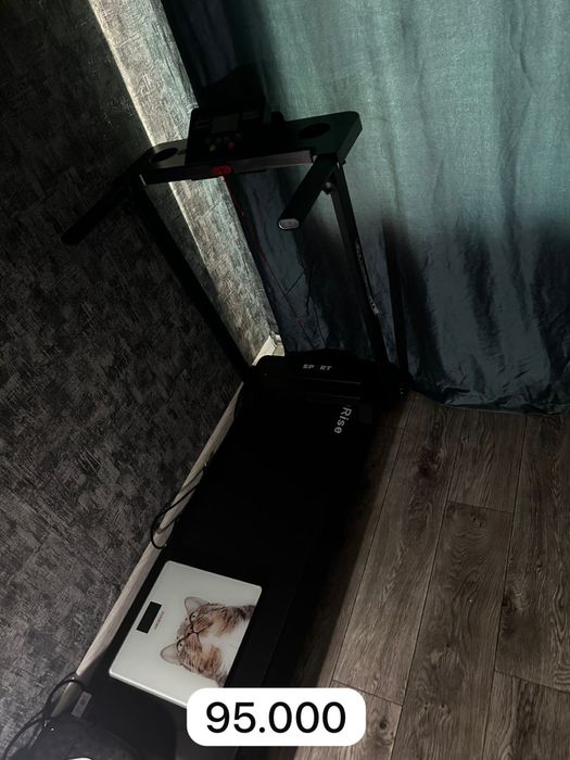 Тренажеры, столик,зеркало.