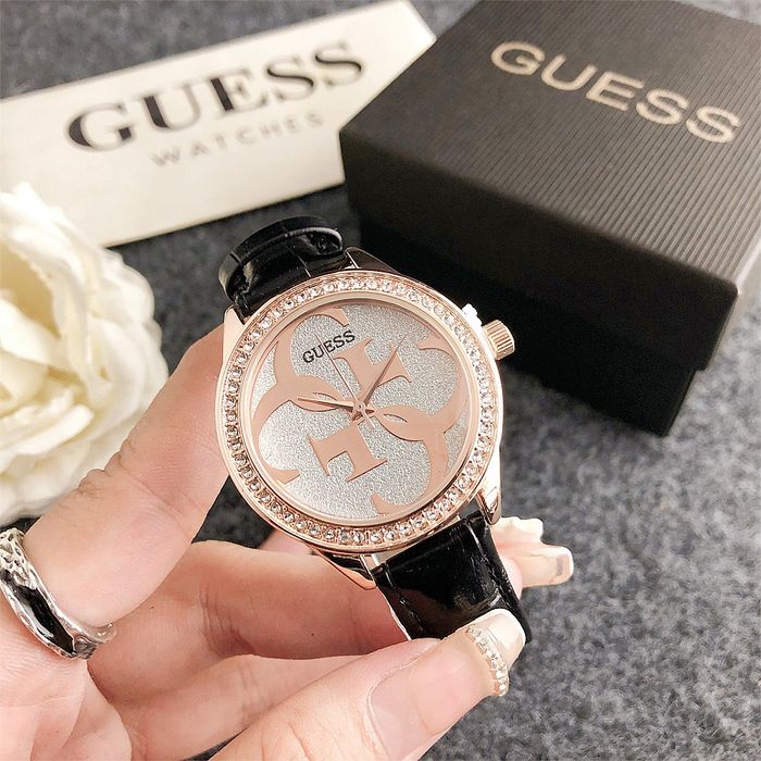Дамски ръчен часовник Guess с кожена верижка