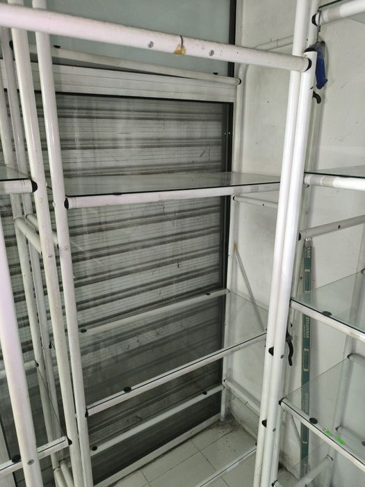 Стелажи и щанд маси за магазин