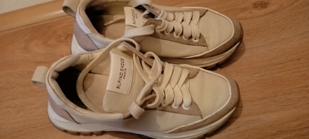 Кроссовки женские