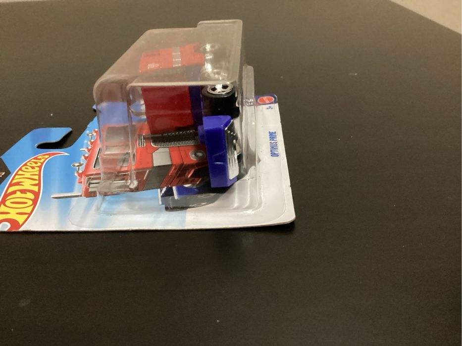 Количка Hotwheels optimus prime (trans formers )