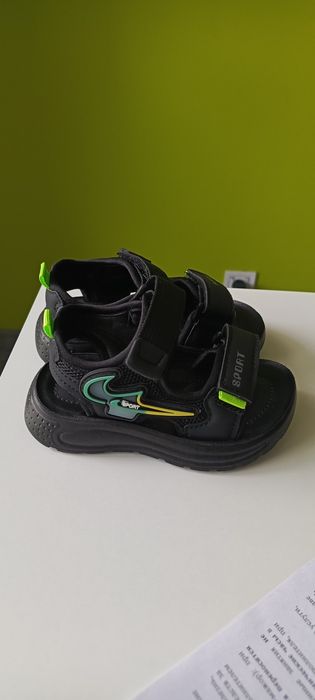 Продам сандали 23