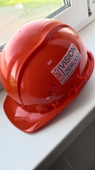 Каска новая  аранживая