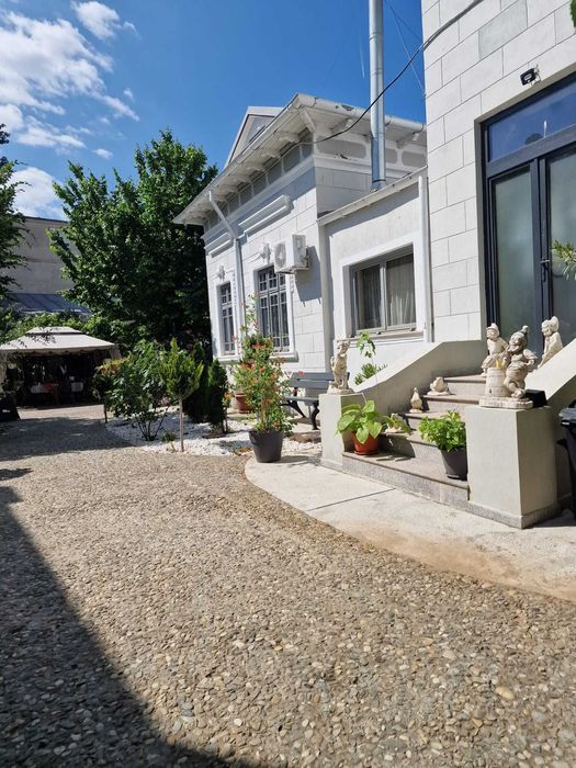 70 incaperi, 1700 mp curte, Unirii, Bucuresti. Multiple destinatii.