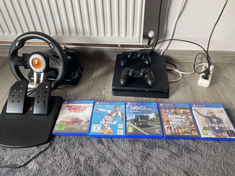Vand PlayStation 4 + volan de gaming krom + pedale + 5 jocuri