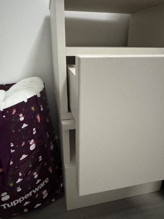 Noptiere suspendate, prindere perete