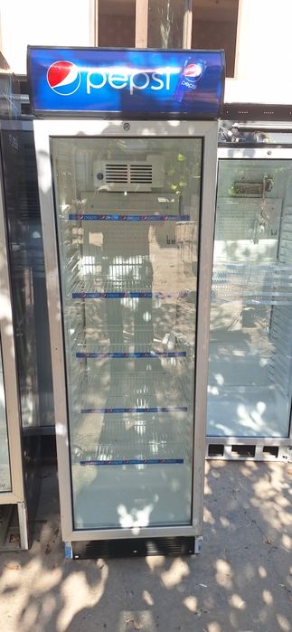 Продаются витиринный холодильники  угур