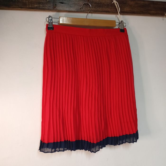 Fustă Plisată Atmosphere – Roșu Vibrant cu Detaliu Bleumarin mărimea S