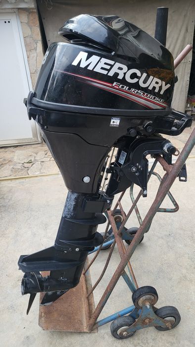 Продава се извънбордов двигател Mercury 8 Hp 4 тактов  дълъг ботуш