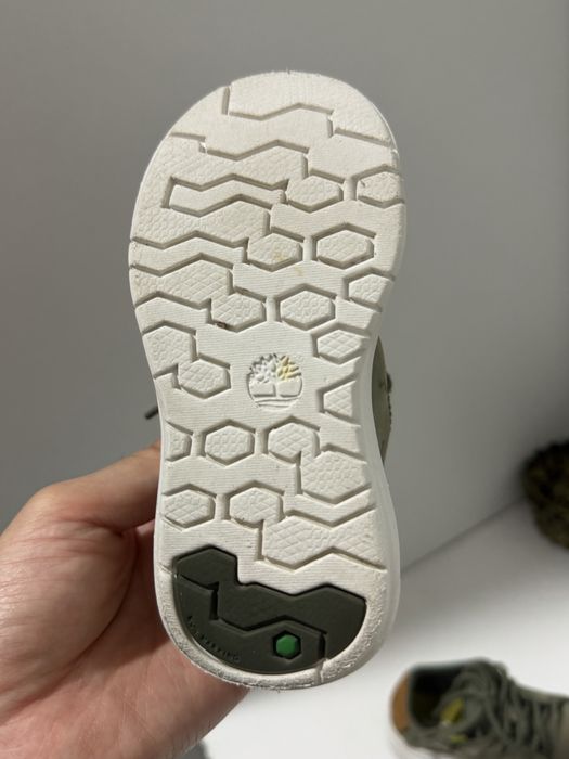 Продам детские кроссовки timberland