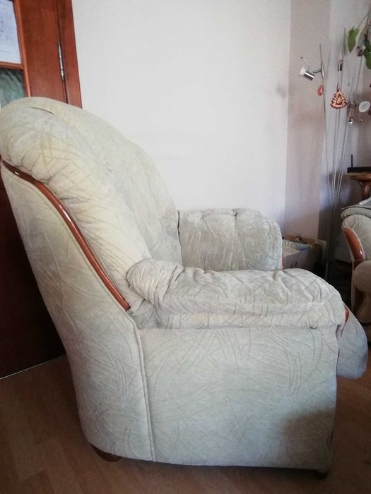 Фотьойл с бежова дамаска