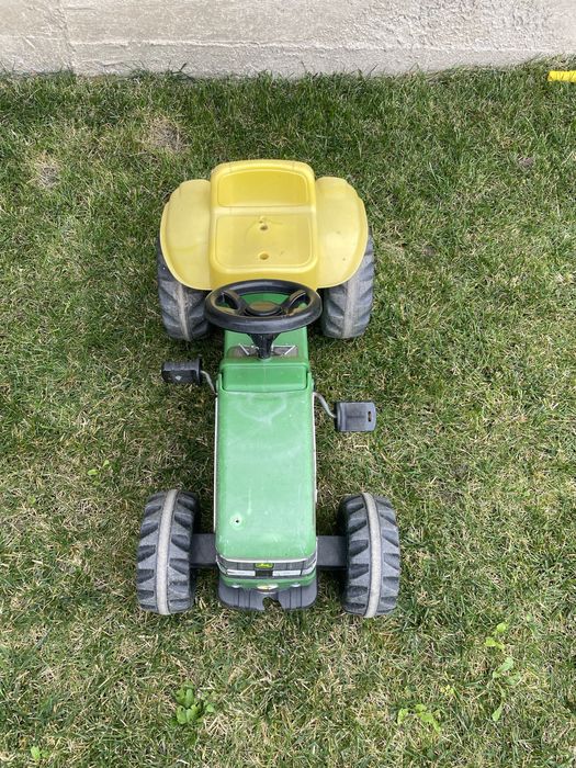 Tractor jucarie afara