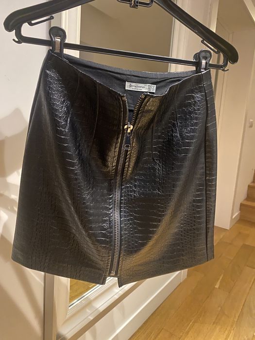 Vând fusta Stradivarius din piele sintetica, neagra mărime Xs