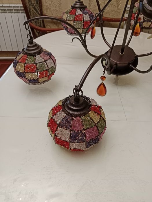 Продам шикарную люстру
