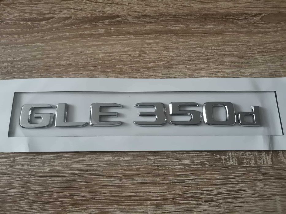 сребрист надпис Mercedes Benz GLE 350d
