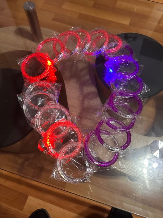 Пластмасови ,кръгли,светещи гривни за ръка