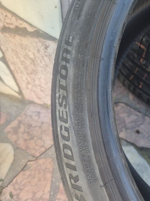 Vând 3 bucăti de cauciuri Bridgestone 2 din ele sunt Dot 22 dar sunt bune si cealalta Dot 2025 
Dimensiuni 235/40/R19 
Made in Polonia 
300 de lei buc