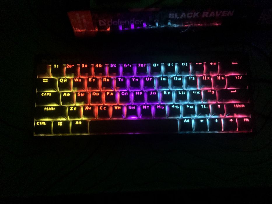 Defender Black Raven красные свичи