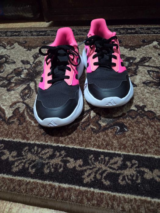 Продавам маратонки Adidas
