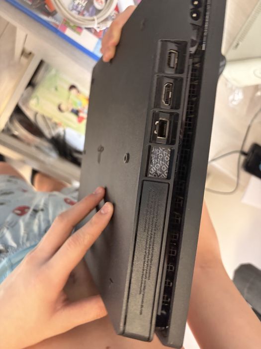 PS4 slim 512GB   оригинален контролен 3игри  и мишка g305.Lan кабел.