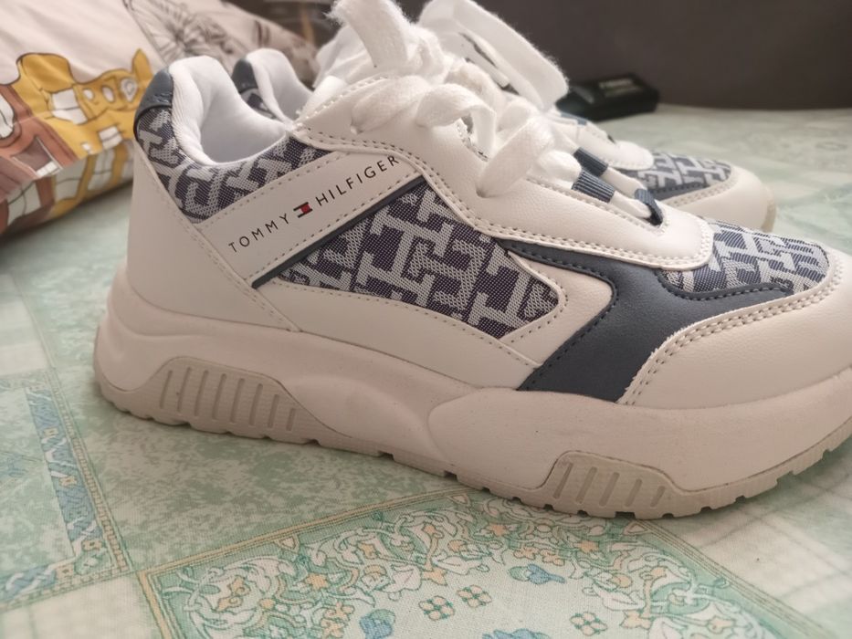 Обувки за жени и деца