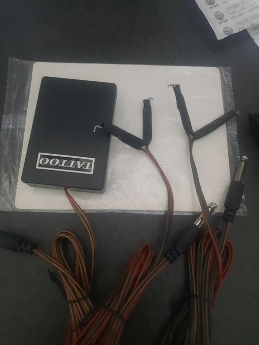 Kit de tatuat complet
-2 masini profesionale de tatuat
-sursa dig