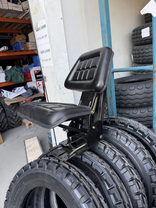 Scaun universal negru cu reglaj triplu si amortizor pentru tractor U-445