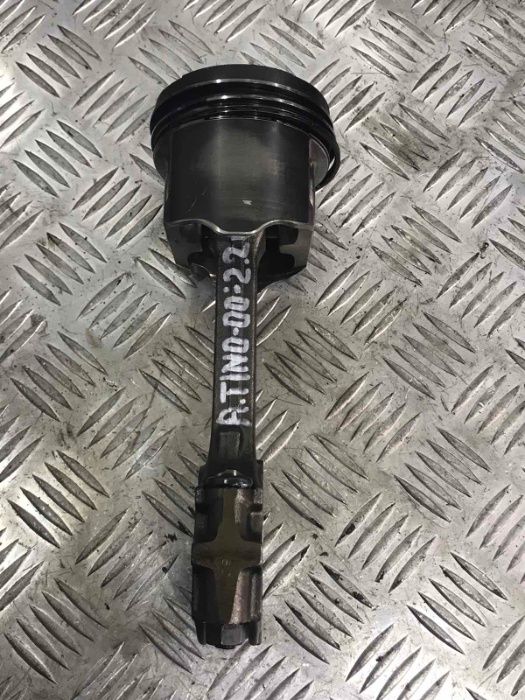 Бутало Nissan Almera Tino 2.2Di 2000г.