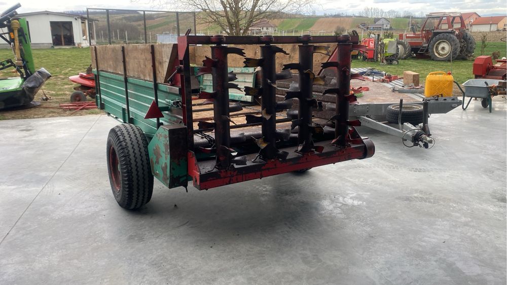 Remorcă de împrăstiat gunoi