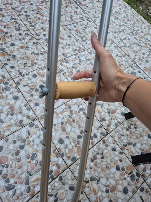 Carja subaxilara si de antebrat reglabila