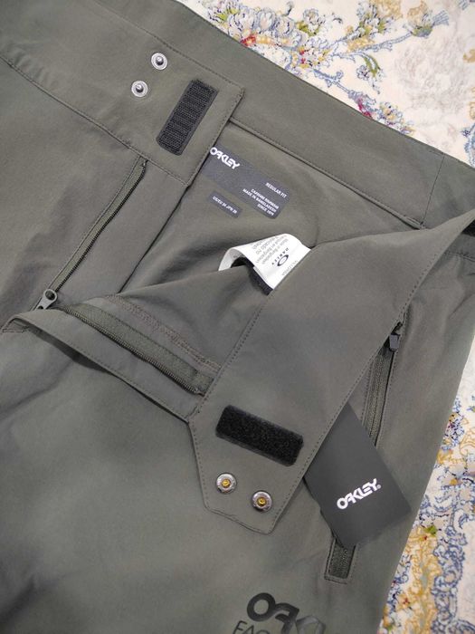Pantaloni scurti de ciclism Oakley , 34 L , de Drumetii , material elastic , Verde Kaki
