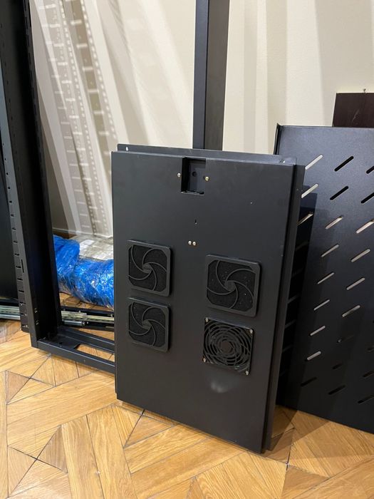 Продается серверный шкаф