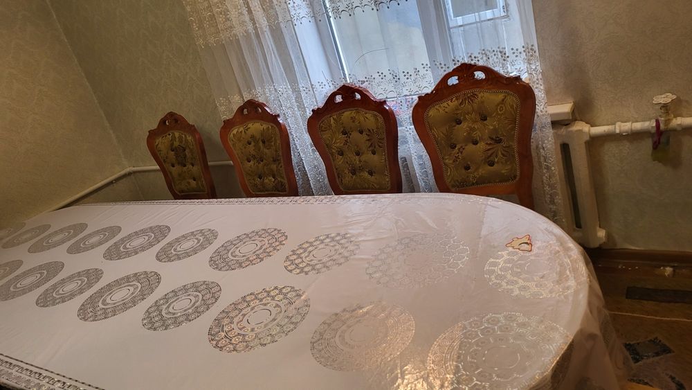 Продам стол для гостиной