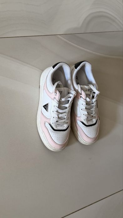 Маратонки Guess в бяло и розово
