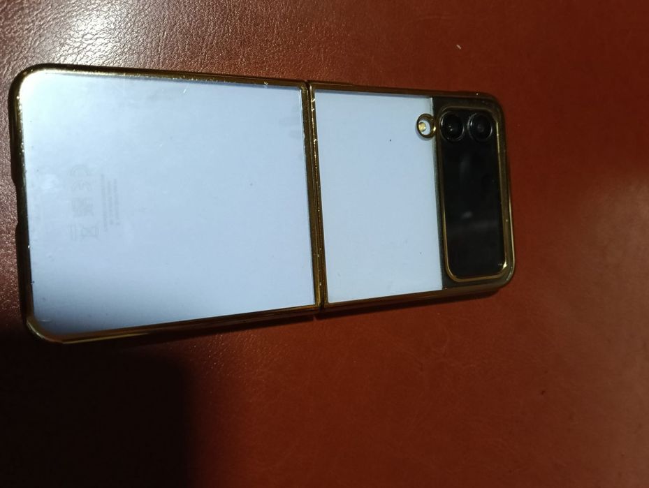 Vând Samsung Flip 4 cu ecran spart / nefuncțional. Telefonul nu afișea
