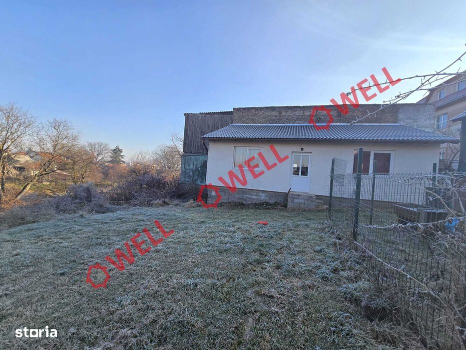 Casă din lemn de vânzare pe teren de 896 m²!