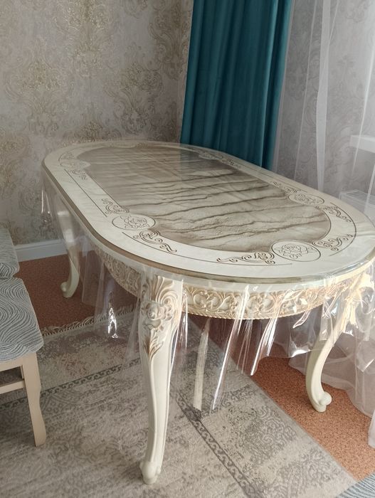 Стол для гостинной