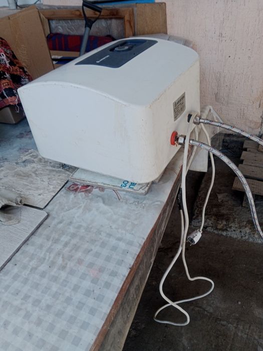 Бойлер Аристон 10л