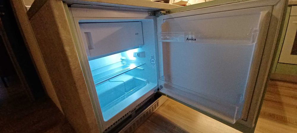 Хладилник Amica за вграждане НОВ НЕИЗПОЛЗВАН  111л, 81.8x59.6x55см