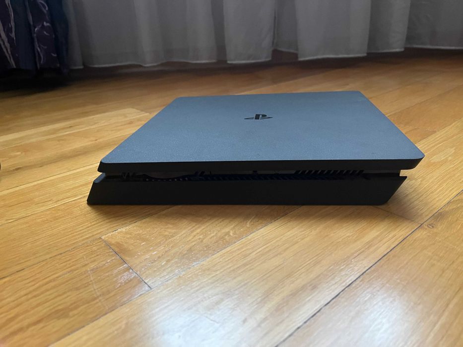 Playstation 4   + 2 контролера