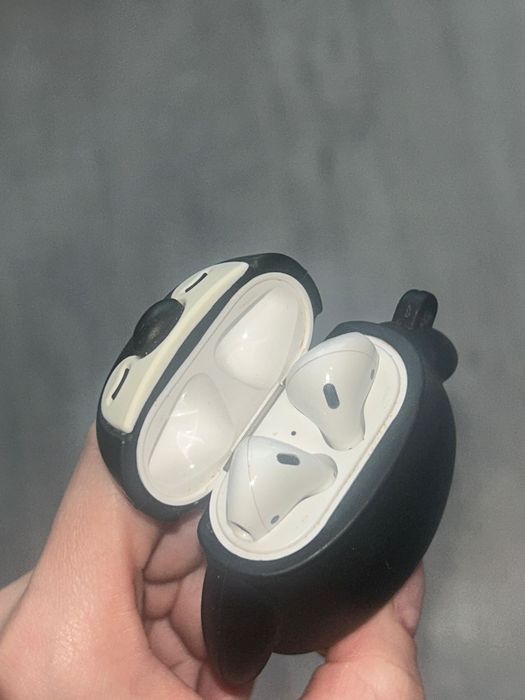 Apple AirPods Generația a 2-a – stare excelentă + husă pinguin