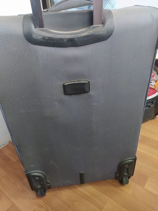 Чемодан большой вместительный