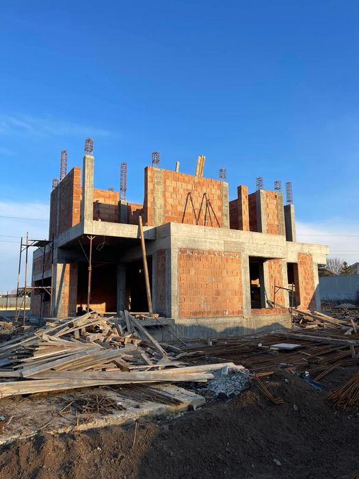 Echipa Executam / Construim Case la Rosu !