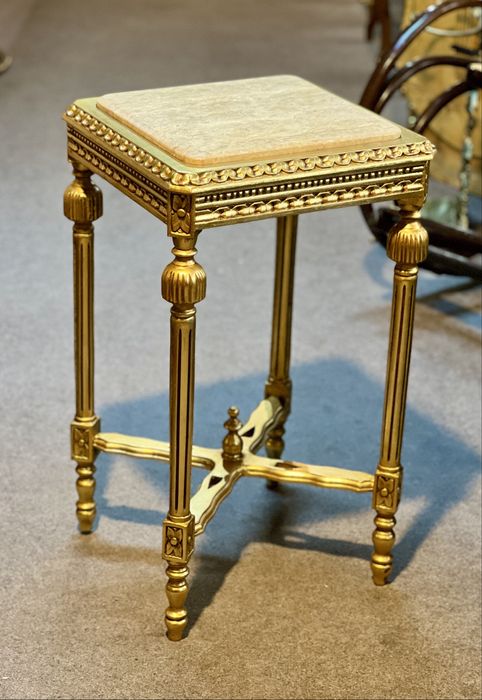 Măsuță decorativă cu blat din marmură – stil clasic, impecabilă