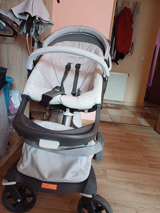 Vând cărucior Stokke V5 gri 3 în 1