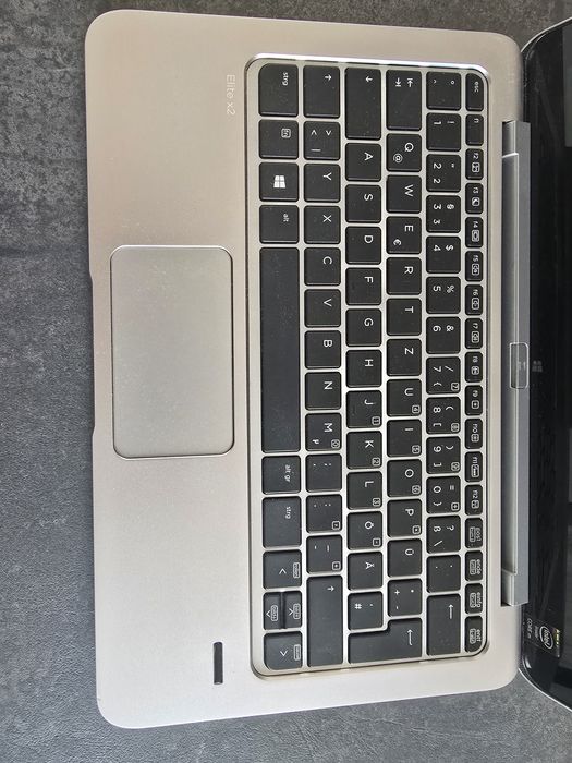 Продавам лаптоп НР Elite x2 1011 G1 с клавиатура Power Keyboard