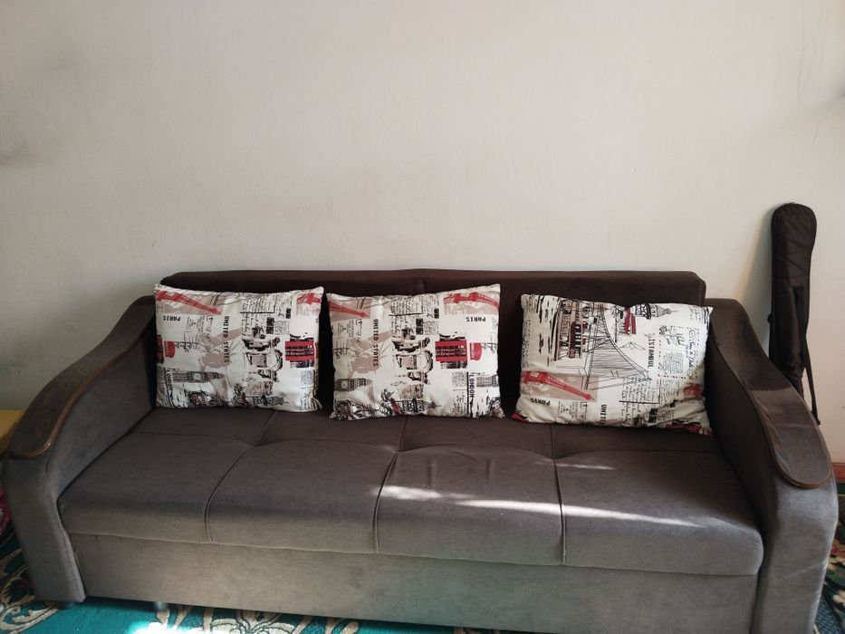 Продам б/у диван и телевизор