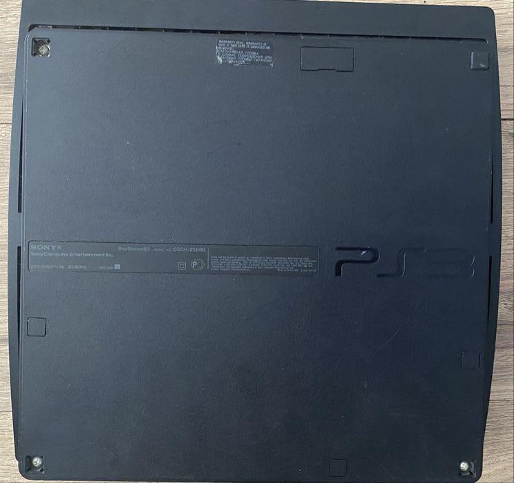 Продаеться прошитая PS3 Slim 320Gb-4 геймпадов-диски