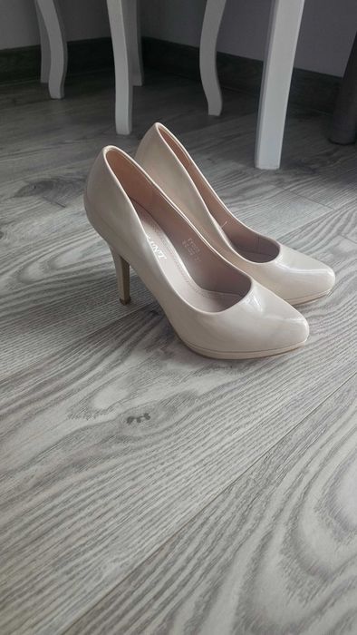 Pantofi cu toc bej